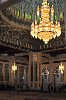 Sultan Qaboos Ulu Camii'nin iç görünümü