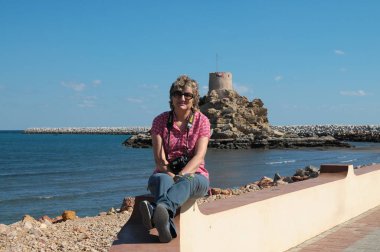 yürüyen insanlar ile köyün sokak görünümü