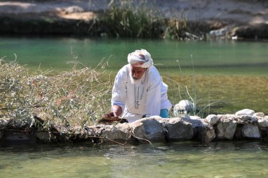 Wadi Bani khalid ve su havuzunda insanlar