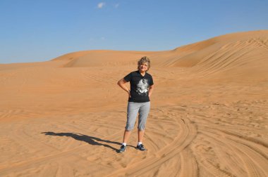 Umman çölünde yürüyen yetişkin turist