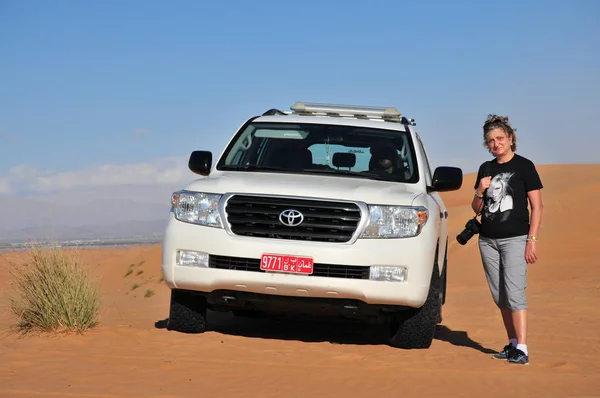 Femme Avec Toyota Land Cruiser Dans Désert — Photo