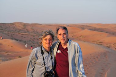 Umman çölünde bir çift turist.