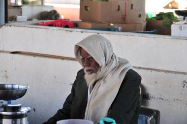 İbra caddesinde yürüyen insanlar