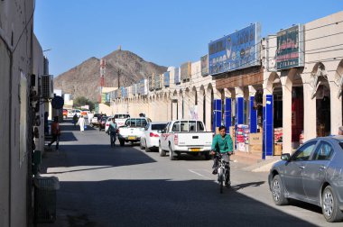 İbra caddesinde yürüyen insanlar