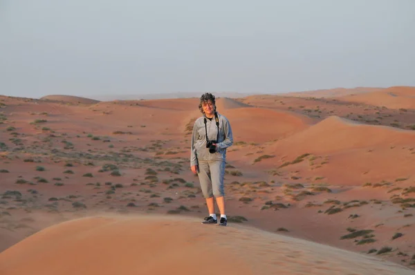 Mulher Adulta Andando Deserto Omã — Fotografia de Stock