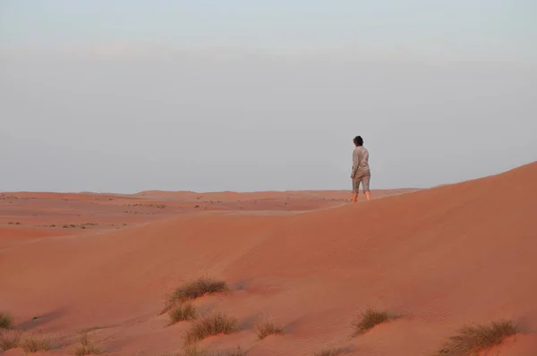 Mulher Adulta Andando Deserto Omã — Fotografia de Stock