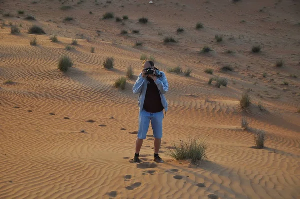 Man Loopt Oman Woestijn — Stockfoto