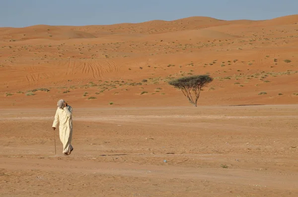 Man Walking Oman Desert — Stock Photo, Image