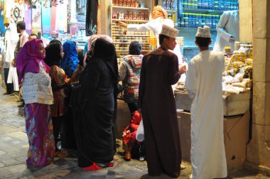 Muttrah Corniche 'deki çarşıda alışveriş yapanların manzarası