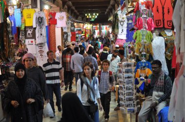 Muttrah Corniche 'deki çarşıda alışveriş yapanların manzarası