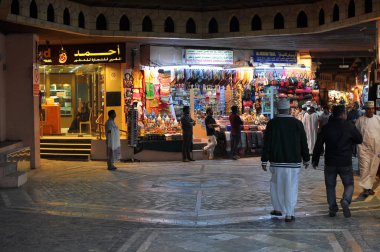 Muttrah Corniche 'deki çarşıda alışveriş yapanların manzarası