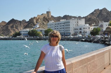 Muscat 'ta yürüyen bir turist, Umman 
