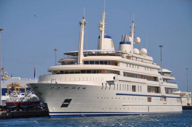 Muscat, Umman - Ocak 02, 2014 'te Umman Sultanı' nın yatı Muscat Limanı 'na demir attı. Muscat, Umman.