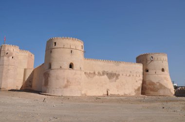 Nakhal kalesini ziyaret eden turistler, Umman 