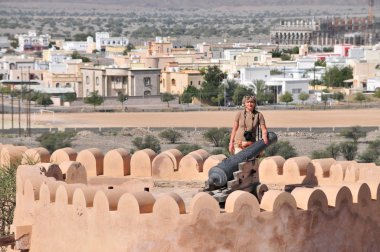 Nakhal kalesini ziyaret eden turistler, Umman 