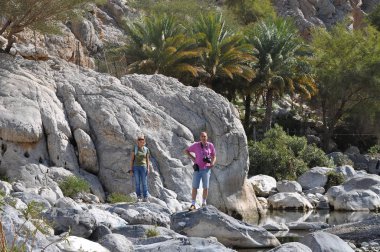Wadi Bani 'nin su birikintisindeki insanlar...