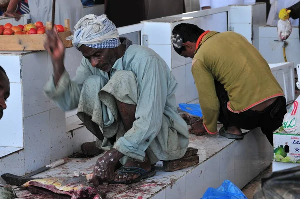 观察阿曼巴尔卡市每日鱼类市场上的欧玛尼人 — 图库照片