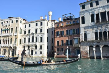 Venedik kanalı manzaralı tekne ve insanlarla