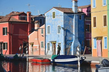 Burano 'nun renkli evleri