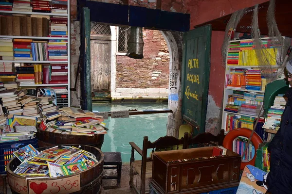 Вид Книжковий Магазин Acqua Alta Венеція — стокове фото