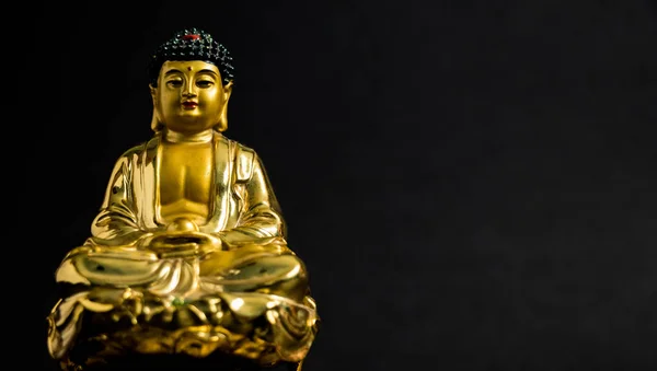 Altın Buddha Statue Siyah Arka Plan Üzerine Meditasyon — Stok fotoğraf