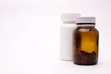 Hap kutusu. İlaç beyaz ve kahverengi şişe