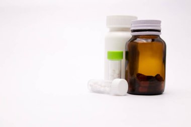 Beyaz ve kahverengi şişe ilaç şişeleri ve küçük homeopatik ilaçlar