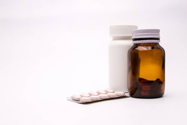 Tıp Şişeler, tablet, hap Vakumlu Ambalaj, ilaçlar ilaçlar seçici odak kopya alanı beyaz arka plan beyaz ve kahverengi şişe