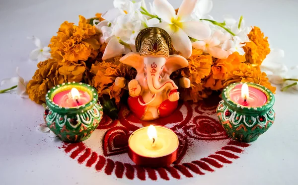 Mitolojik fil Tanrı'nın bir heykelin - Ganesha, geleneksel divali lambalar tarafından çevrili.