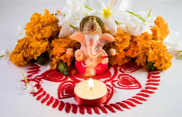 Mitolojik fil Tanrı - Ganesha Diwali Festivali çiçekler ve lambalar ile çevrili