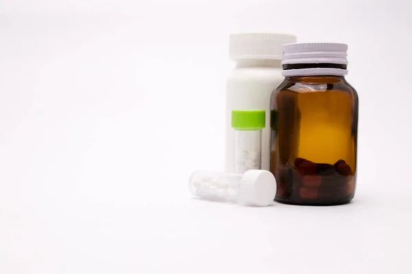 白色和棕色瓶药瓶和小顺势疗法 — 图库照片