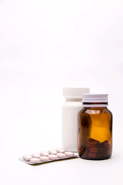 Garrafas Comprimidos Medicamentos Drogas Foco Seletivo Cópia Espaço Fundo Branco — Fotografia de Stock