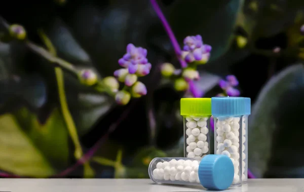 Imagem Close Medicina Homeopática Que Consiste Garrafa Pílulas Com Flores — Fotografia de Stock