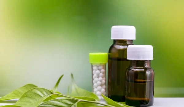 Alternatif tıp kavramı Homeopatik Şifa otlar bir harç ve stetoskop ile havaneli hapları ve sıvı homeopatik madde şişesi ile birlikte