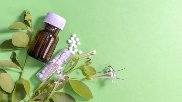 Verspreide Homeopathische Remedie Een Glazen Fles Met Bladeren Groene Achtergrond — Stockfoto