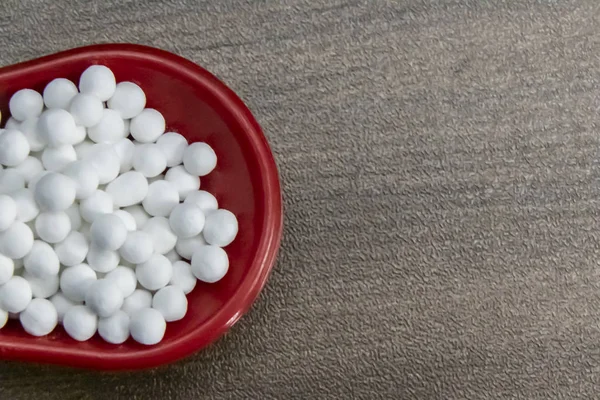 Image Rapprochée Pilules Homéopathiques Dans Une Cuillère Rouge Sur Surface — Photo