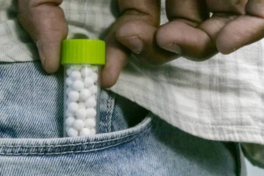 Man kot cebinden Homeopatik haplar şişe alarak