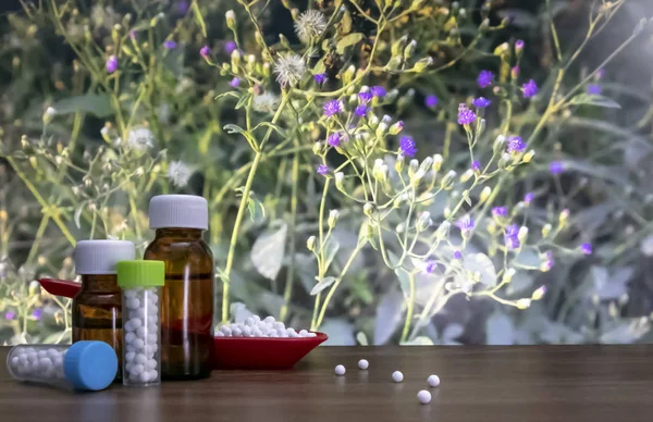 Homeopathische Pillen Rode Lepel Fles Vloeibare Bolletjes Stof Met Verspreide — Stockfoto