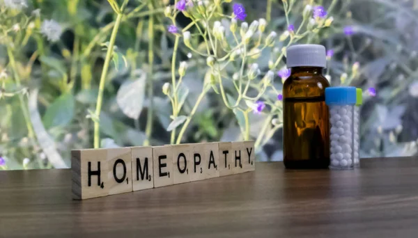 Butelki Medycyny Homeopatyczne Powierzchni Drewnianej Dzikiej Kwiatów Tle Slant Tekst — Zdjęcie stockowe