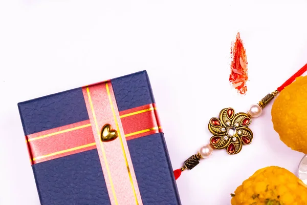 Raksha Bandhan Elegante Rakhi Snoep Blauwe Geschenkdoos Met Kumkum Rijstkorrel — Stockfoto