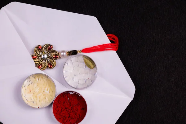 Concepto Festival India Elegante Rakhi Sobre Blanco Con Granos Arroz — Foto de Stock