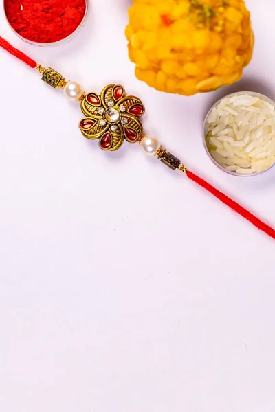 Raksha Bandhan Concept ราค หราพร อมเมล าวและก มมะในกล องด กแบนและขนมหวานบนพ — ภาพถ่ายสต็อก