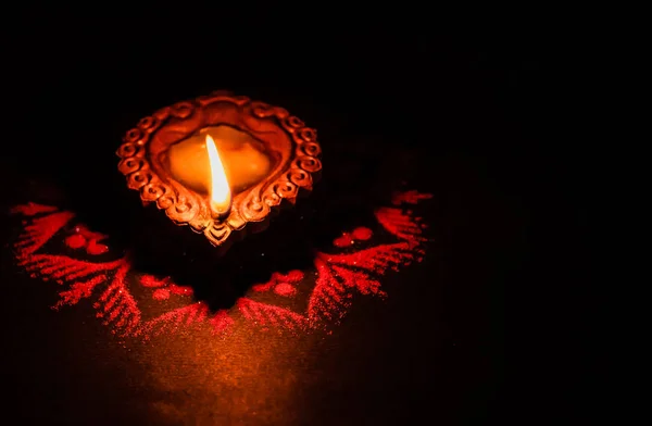 Prachtige Enkele Terracotta Lamp Gloeiend Het Donker Een Rangoli Ontwerp — Stockfoto