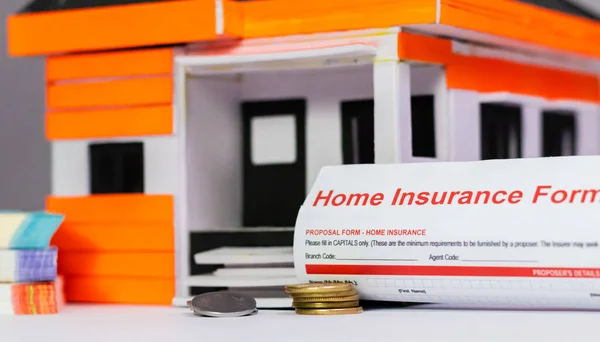 Primer Plano Papeles Home Insurance Con Modelo Casa Billetes Monedas — Foto de Stock