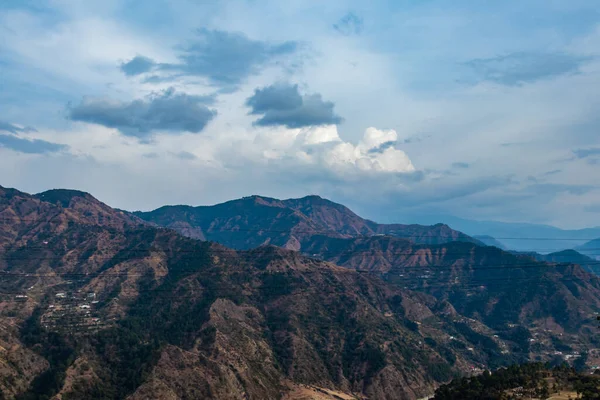 Tiro Largo Trem Que Cruza Montanha Junto Com Árvores Céu — Fotografia de Stock