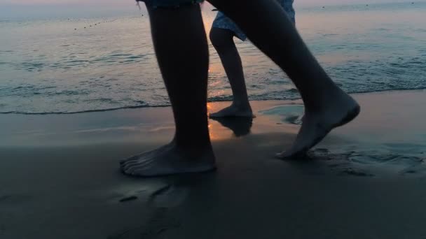 慢动作的脚在海滩上漫步在日落 — 图库视频影像