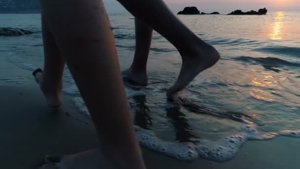 Zeitlupenaufnahme Von Füßen Die Bei Sonnenuntergang Strand Spazieren Gehen — Stockvideo