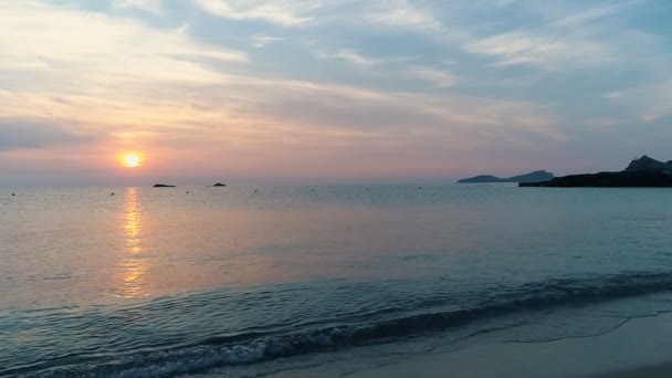 Ağır Çekim Bir Sahilde Günbatımı Sırasında Inişli Çıkışlı Dalgalar Vurdu — Stok video
