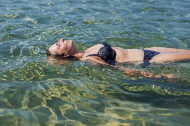 denizde yüzen kadın