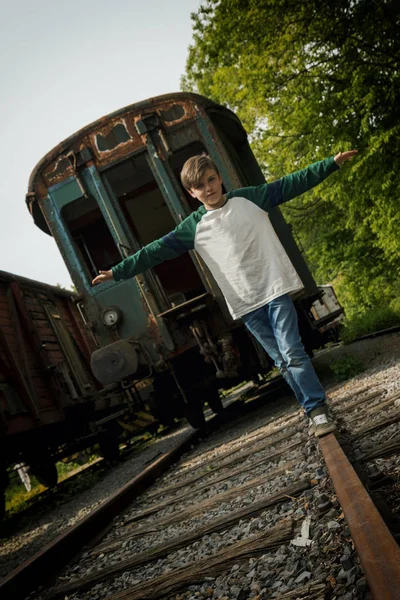 Junge Balanciert Auf Einem Geländer — Stockfoto